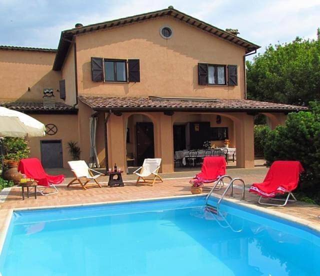 Location de vacances pour 10 personnes, avec vue ainsi que jardin et piscine à Calvi dell'Umbria