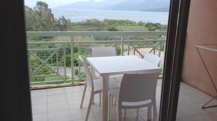 Gîte pour 3 personnes, avec piscine et vue ainsi que vue sur le lac et jardin dans Plage de la Roya