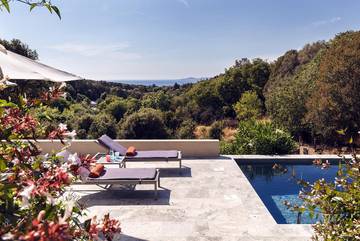 Cottage pour 2 personnes, avec jardin et piscine, animaux acceptés à Calcatoggio