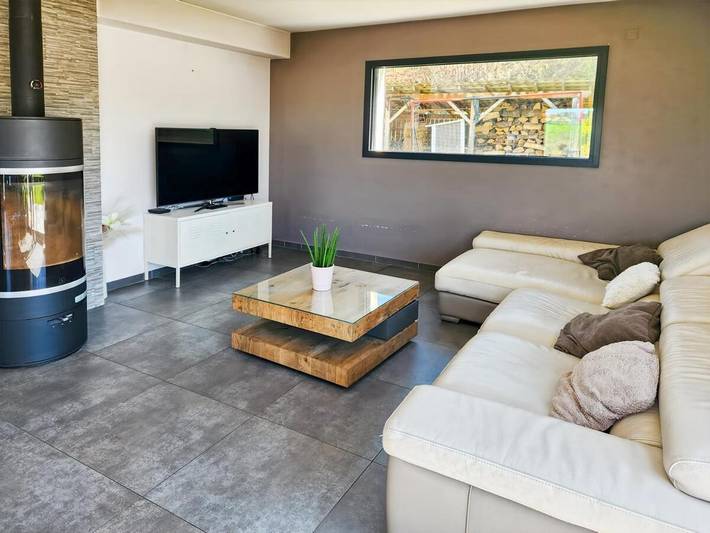 Location de vacances pour 10 personnes, avec jardin ainsi que piscine et vue à Omps