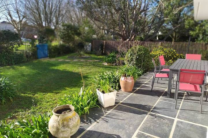 Location de vacances pour 8 personnes, avec jardin et balcon dans Plage Langoz