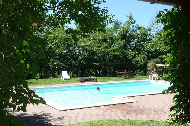 Gîte pour 12 personnes, avec terrasse ainsi que piscine et jardin, animaux acceptés à Tourliac