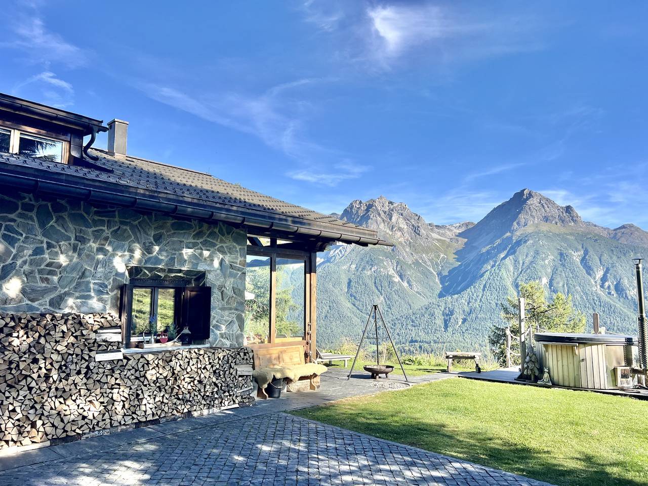 Bergchalet Flöna: Luxuriöses freistehendes 5 Zimmer-Chalet an der Pist mit Hotpot & Sauna in Scuol, Unterengadin