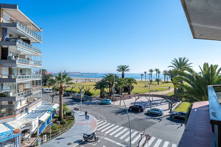 Apartamento entero, Apartamento 'Tirreno 304' con vistas al mar, terraza privada y Wi-Fi in Platja de la Pineda, Costa Dorada
