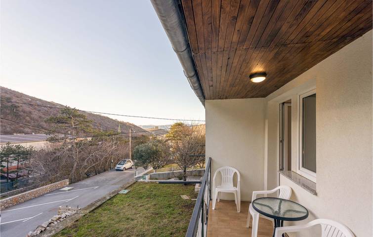 Ganze Ferienwohnung, Gemütliche Wohnung mit WLAN, Terrasse und Parkplatz – 1000 m zum Strand in Senj, Kvarner Festland