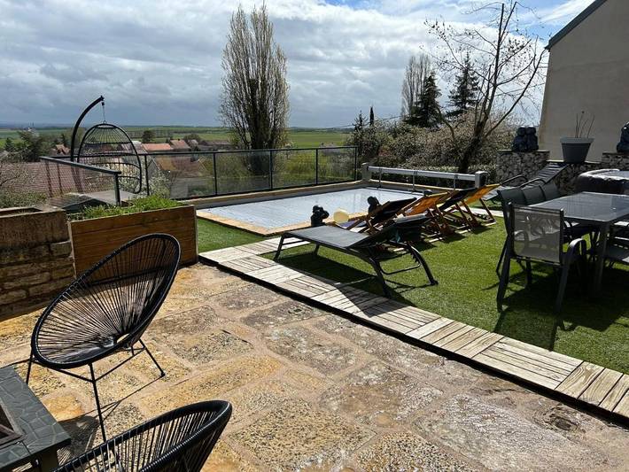 Location de vacances pour 9 personnes, avec Jacuzzi et Terrasse ainsi que Jardin et Piscine à Chaignay