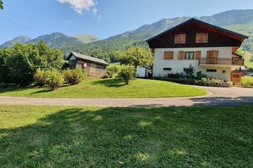 Gîte pour 12 personnes, avec balcon et jardin, animaux acceptés à Aillon-le-Vieux