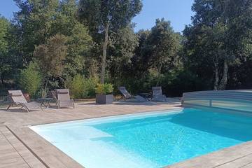 Gîte pour 2 personnes, avec jardin ainsi que piscine et jacuzzi à Saint-Martin-de-Londres