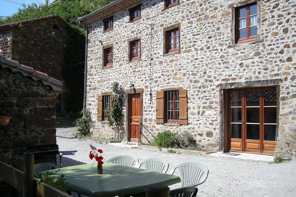Casa rural en el borde del bosque y cerca de las gargantas del allier in Mazerat-Aurouze, Parque Natural Regional Livradois-Forez