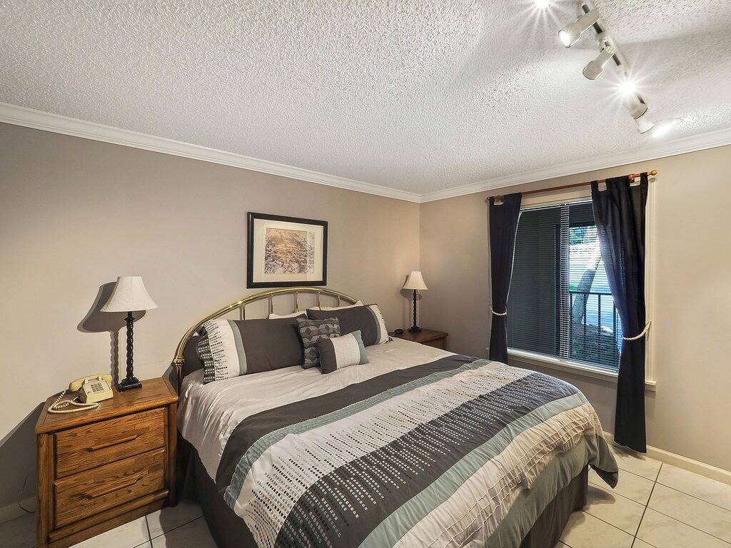 Ganze Wohnung, 223 Ewi|Bright & Air | Pool, Hot Tub, Sauna | Cozy 1 Br Condo in Charlevoix, Charlevoix County