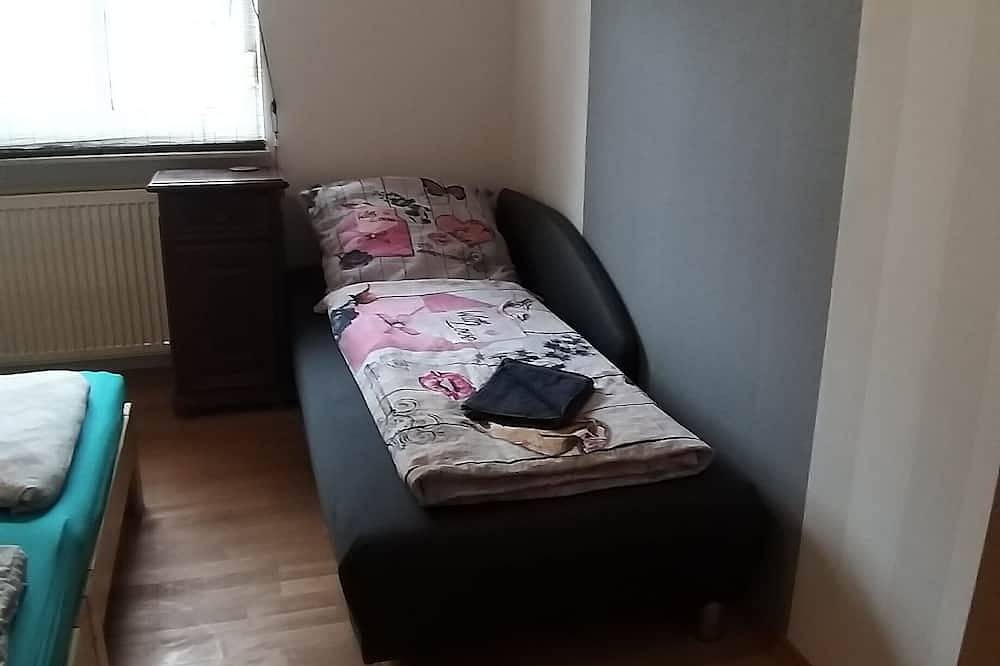 Ganze Wohnung, Ferienwohnung im Eg mit sonnigem Südbalkon Nähe Barbarossa-Therme und Zentrum in Göppingen, Landkreis Göppingen