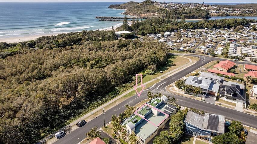 Holiday rental for 10 people, with garden and balcony as well as pool in Evans Head