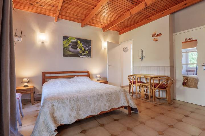 Appartement entier, Gîte « Les Combes » avec piscine partagée, Wi-Fi et climatisation in Chauzon, Ardèche