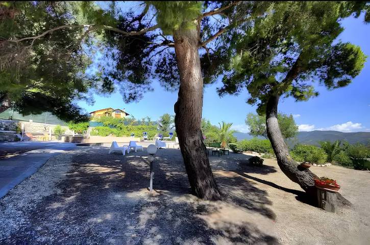 Appartamento intero, Monolocale 'Bellavista' con vista mare, piscina in comune e Wi-Fi in Poggi Imperia, Imperia