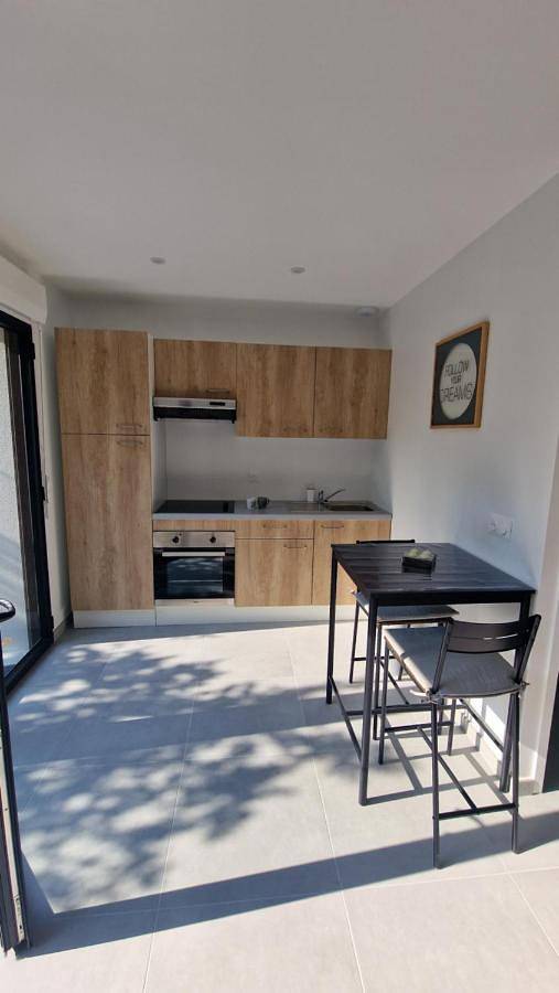 Appartement entier, Le Patio : studio avec extérieur in Saint-Barthélemy-d'Anjou, Région d'Angers