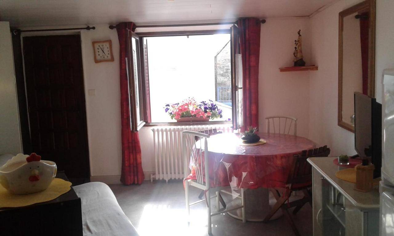 Appartement entier, Petit gîte de la Fontaine in Peyre-en-Aubrac, Région de Mende