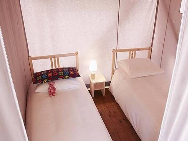 Flower Camping Les Ilates - Tente en toile et en bois 4 personnes - Cabane Lodge sur pilotis Standard 34m² (2 chambres) dont terrasse couverte 11m² - sans sanitaires | 4 personnes in Loix, Île de Ré