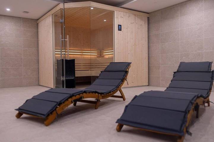 Ferienwohnung für 4 Personen, mit Sauna und Balkon sowie Pool in Sebnitz