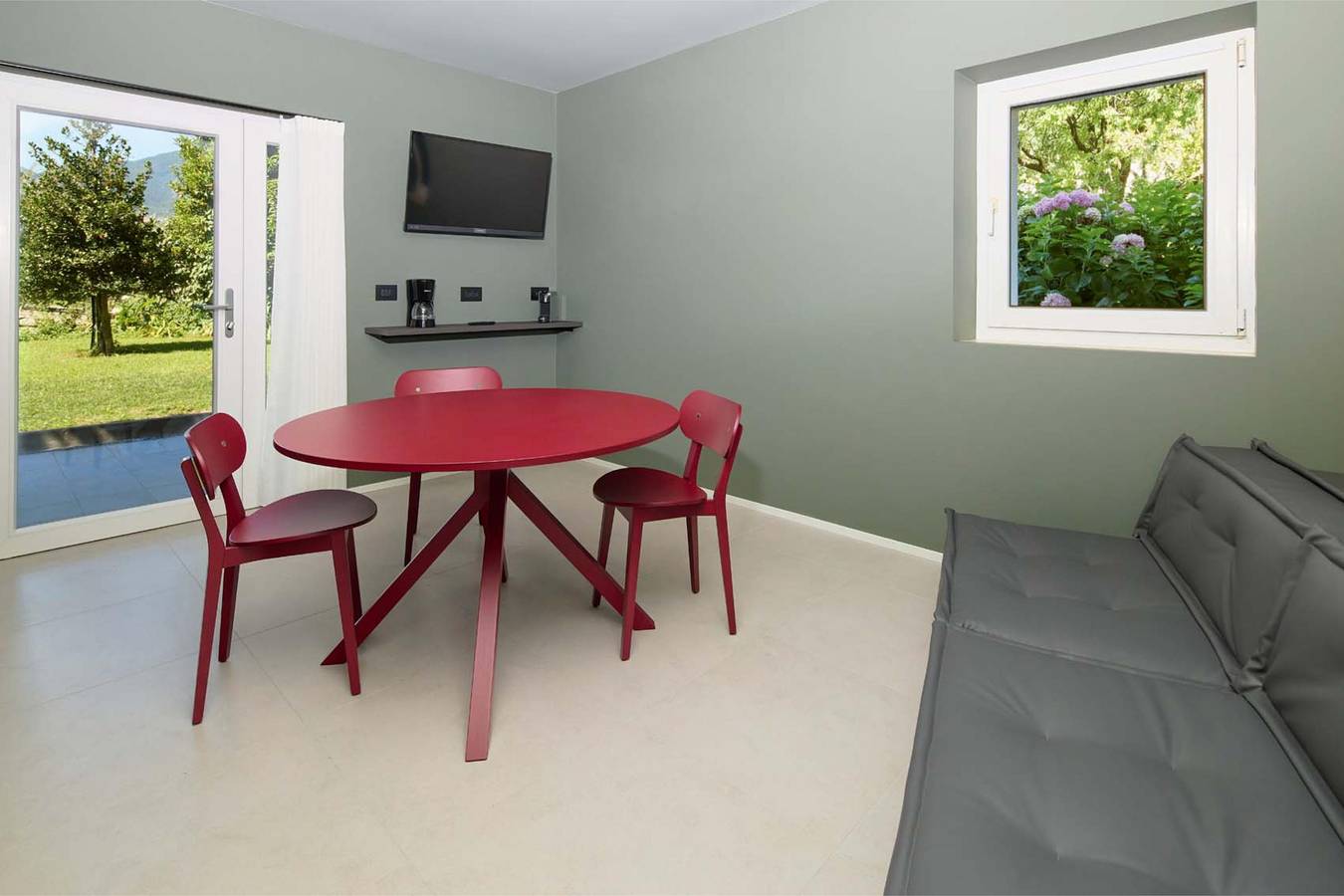 Apartamento entero, Apartamento con vistas a la montaña, aparcamiento, terraza y WiFi in Nago-Torbole, Montañas Garda