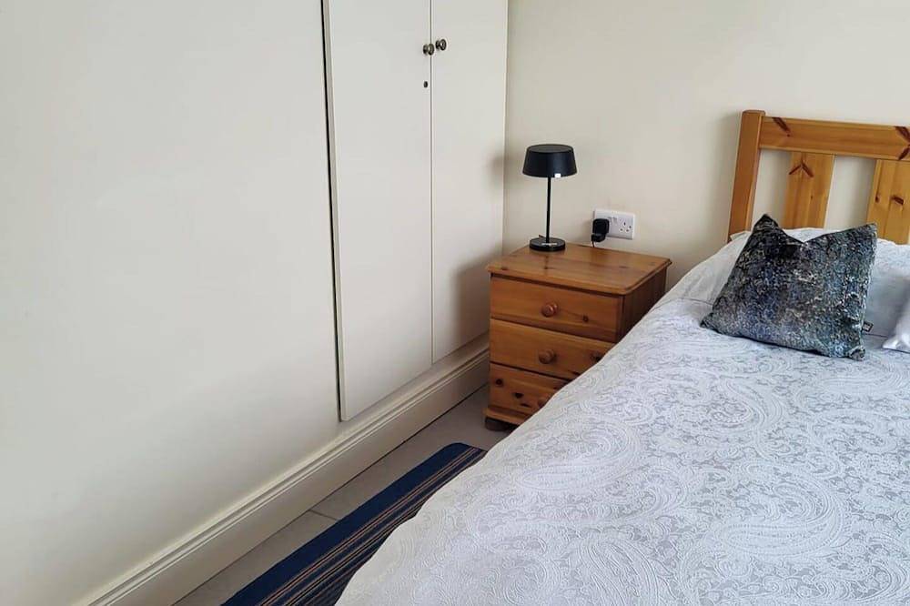 Entire apartment, 1 Bed retreat-Sleeps 2-Secure parking-Garden in Spancelhill, Ennis