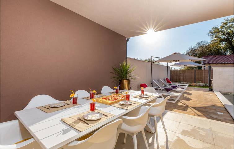 Moderne 150 m² große Wohnung mit Pool, Terrasse und WLAN in der Nähe des Stadtzentrums von Peruski in Marčana, Südküste Istrien