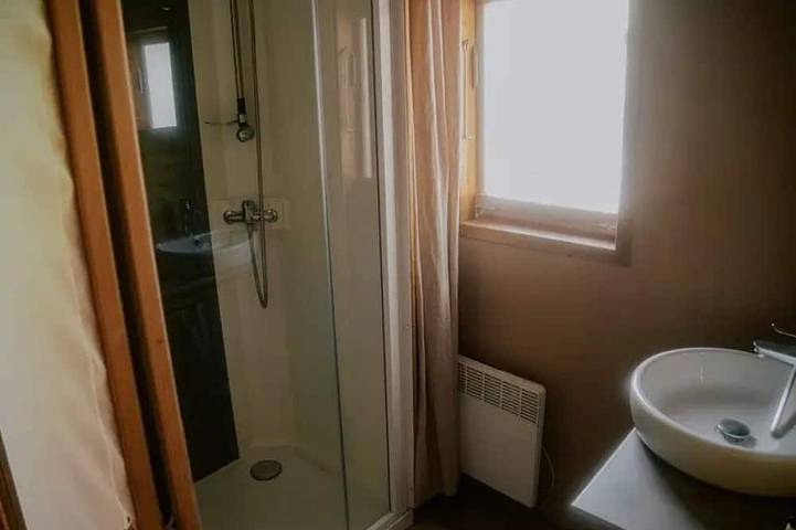 ZEcamping 3 étoiles piscine chauffée cabane TV Lv 43m2 in Florac, Florac-Trois-Rivières