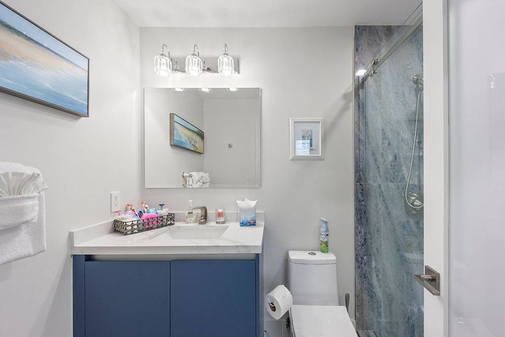 ★Beautiful Modern gated Vacation Oasis★ Private pool & patio close to activities in Duck Key, Monroe County