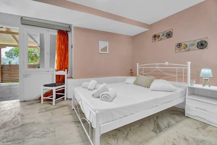 Entire studio, Studio Apartment 'With Garden View', Wi-Fi and Air Conditioning in Nikiana, Alexandros