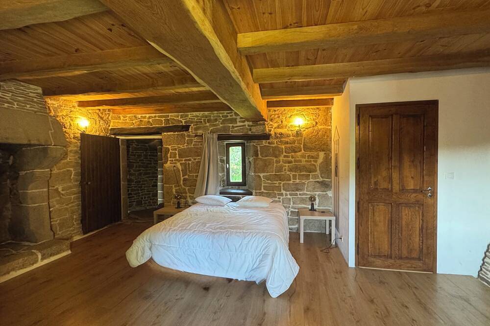 Manoir breton du Xvème siècle - 4 chambres - 3 sdb - Wifi - 8 personnes in Plounérin, Région de Lannion