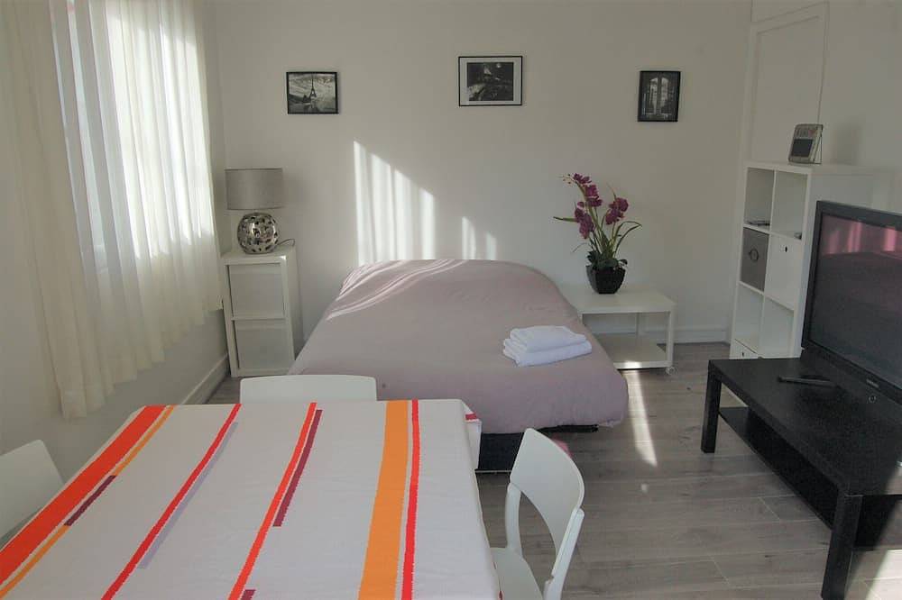 Appartement entier, T2 45 m² indépendant sur allée privée aux portes de Paris (1 à 6 personnes) in Garches, Hauts-de-Seine