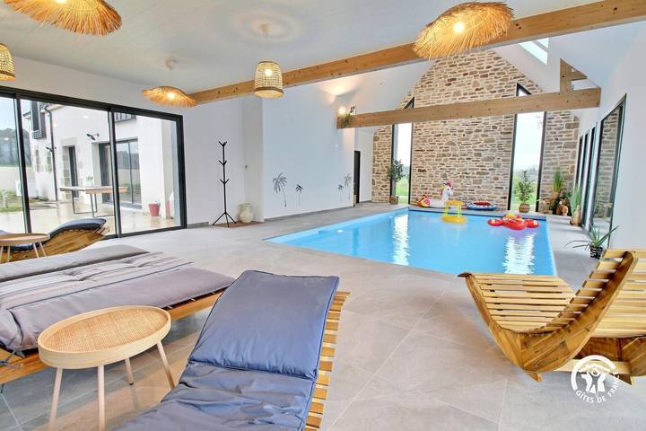 Gîte pour 10 personnes, avec Terrasse ainsi que Jardin et Piscine à Pluméliau