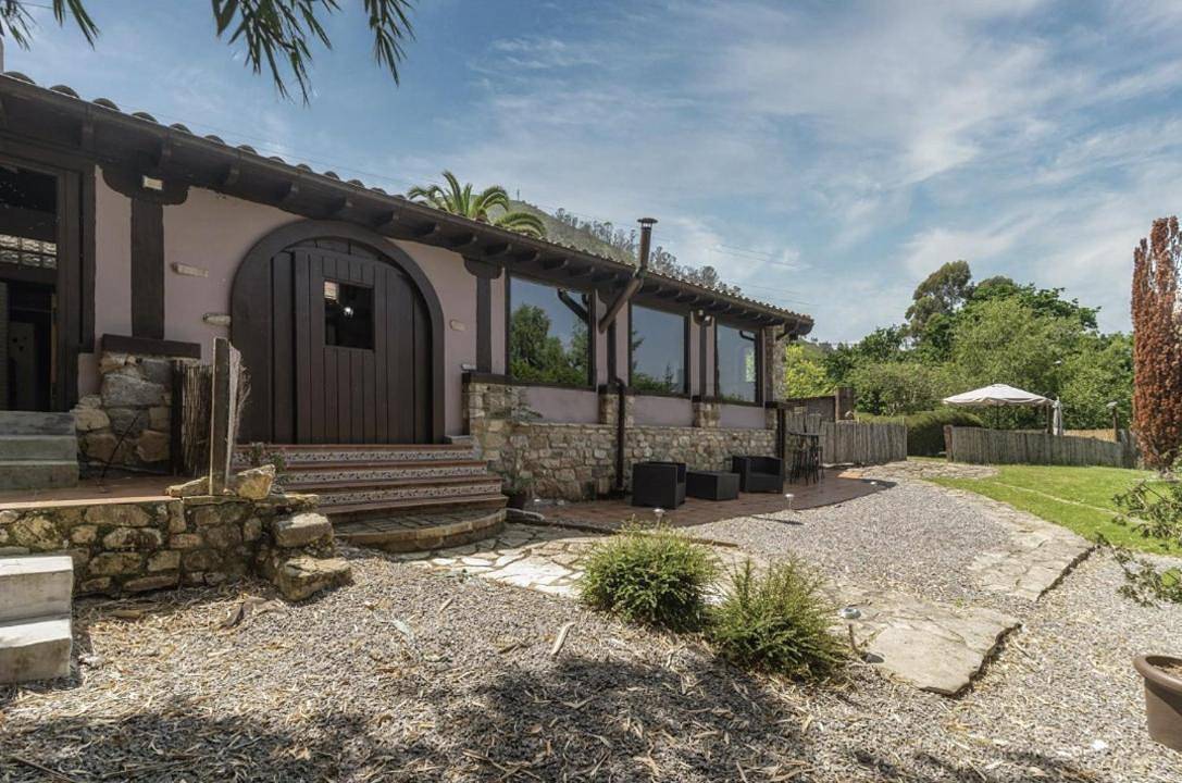 Five-Bedroom House in Caravia, Costa Verde