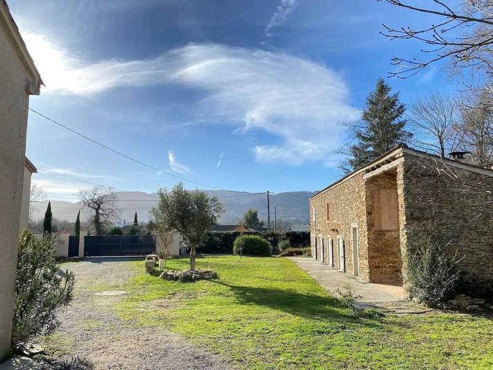 Gîte pour 25 personnes, avec Jacuzzi et Terrasse ainsi que Jardin et Piscine dans Valdurenque