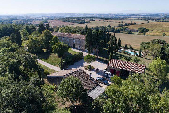 Gîte pour 15 personnes, avec terrasse et piscine