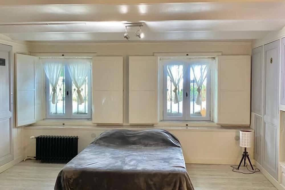 Entire apartment, Large apartment of character with private courtyard. in Carcassonne, Carcassonne region