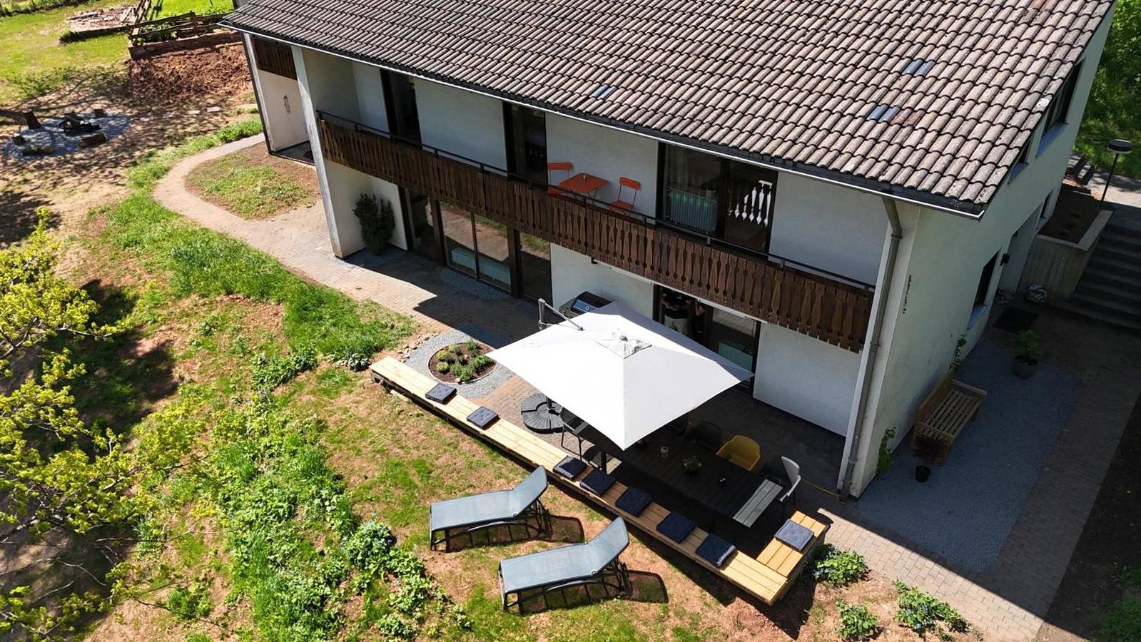 Ferienhaus 'Talblick9 - Das Architektenhaus' mit privater Terrasse, Garten & Wlan in Gerolstein, Vulkaneifel
