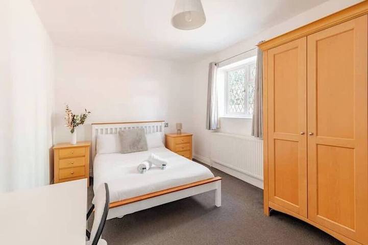 Spacious Riverside View Bungalow in Oxford, Oxfordshire