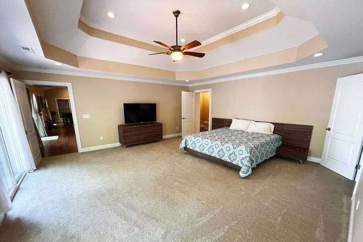 Vacation rental for 20 people, with balcony and hot tub in Lake Barkley