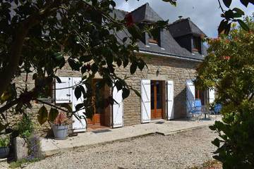 Gîte pour 6 personnes, avec sauna ainsi que jacuzzi et jardin à Langonnet