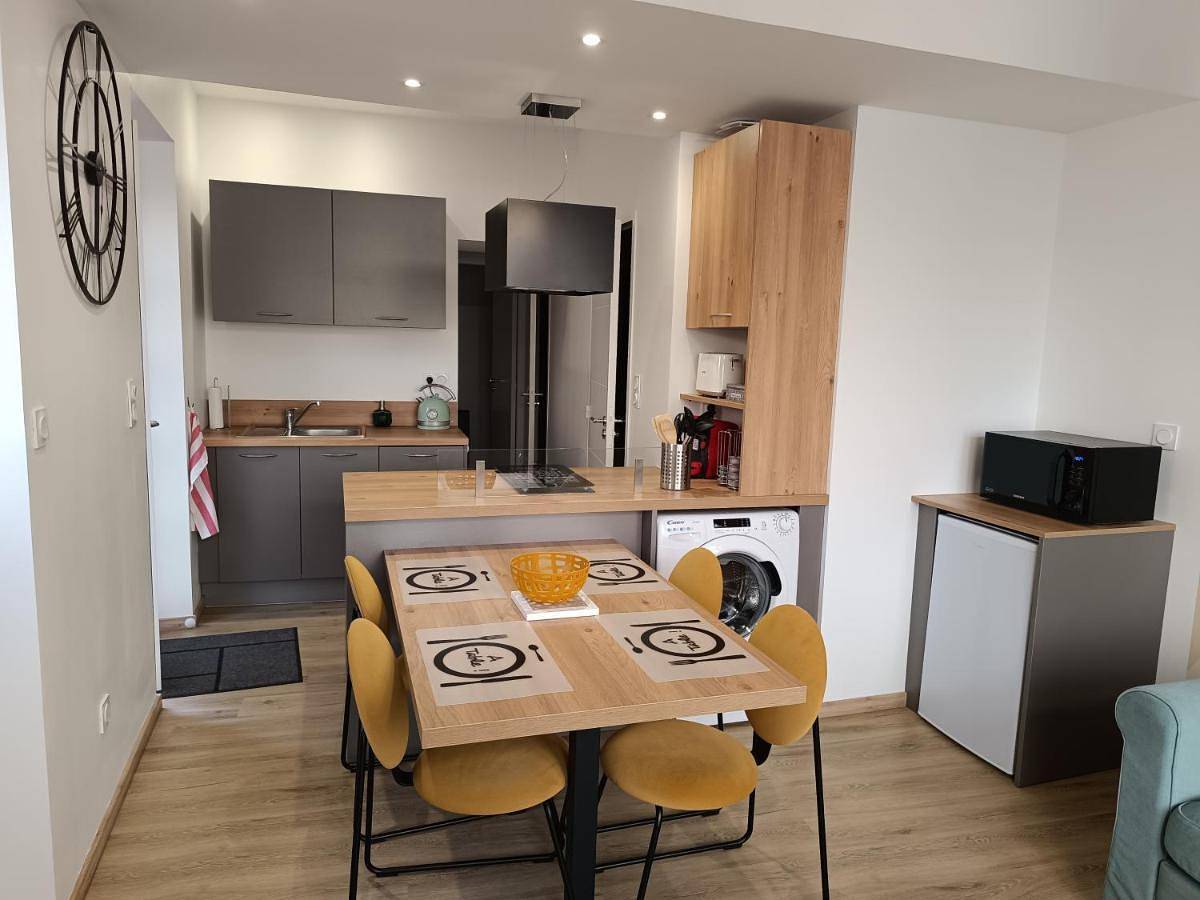 Appartement entier, One-Bedroom Apartment in Le Mayet-de-Montagne, Région de Vichy