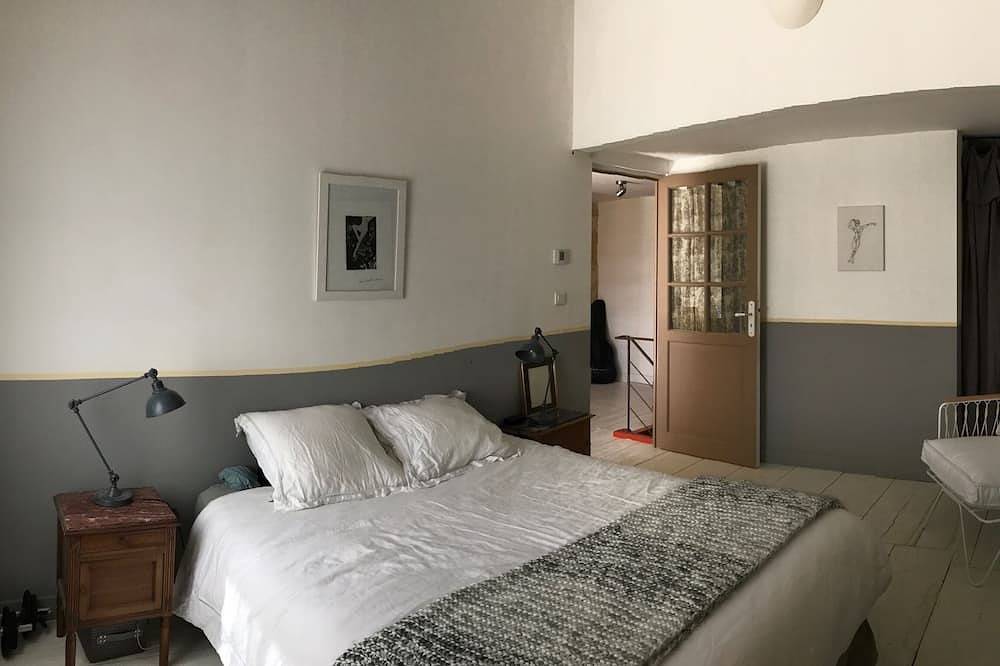 Villa Maison Intramuros Piscine Chauffée (Mai/Octobre)-Patio- Remb 100% Annul- in Aigues-Mortes, Côte d'Améthyste
