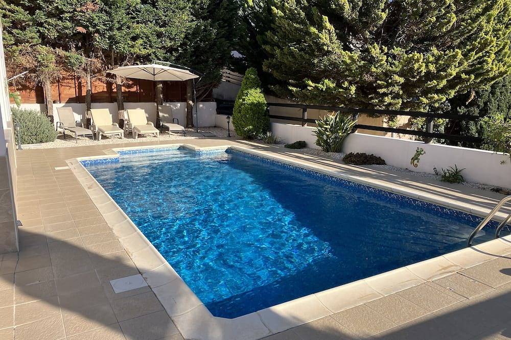 Privater Pool - Alle en-suite - Spielzimmer - Große Sonnenterrasse - Klimaanlage - Wifi in Πισσούρι, Südzypern