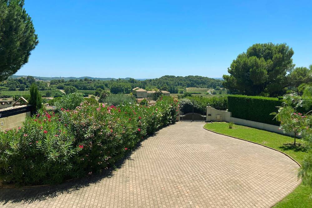Les hauts de la pinède air-conditioned villa Swimming pool, jacuzzi & boules court. in Thézan-lès-Béziers, Region de Béziers