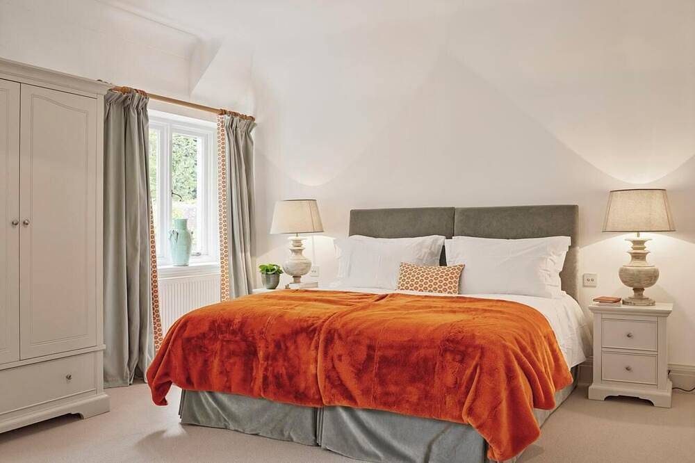 The Lindens is a beautifully renovated 18th century manor house and lies within the peaceful and pretty village of East Lulworth, a stone’s throw from the majestic Lulworth Castle, the idyllic Lulworth Cove and iconic rock arch of Durdle Door. The Li in Dorset