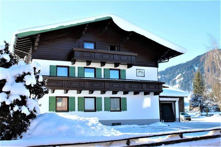 B&b voor 4 personen, with Balkon and Terras as well as Tuin in Flachau