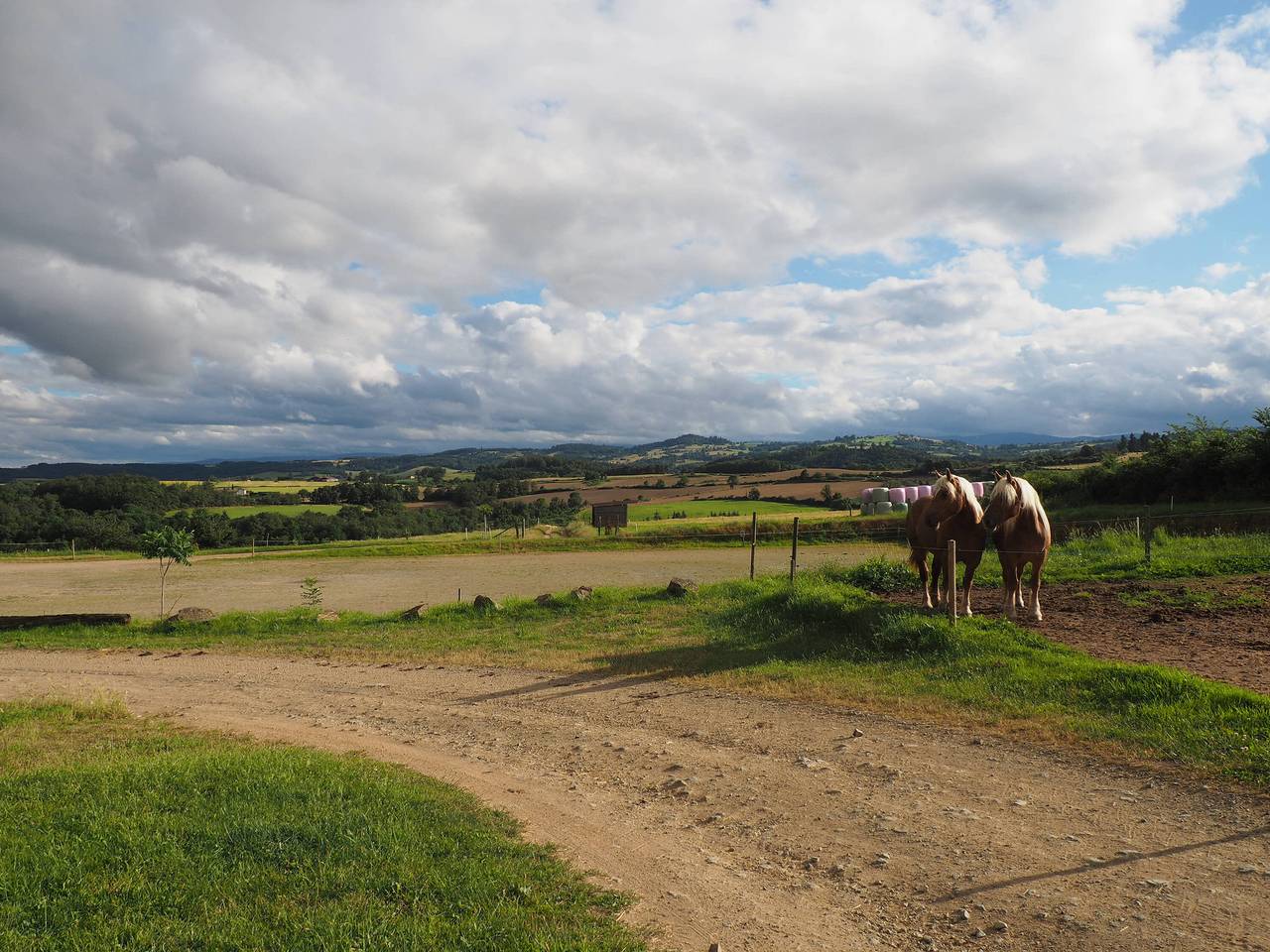 Gîte 'Lieu De Stages' mit Bergblick, Terrasse und gemeinsamem Garten in Souternon, Roanne und Umgebung