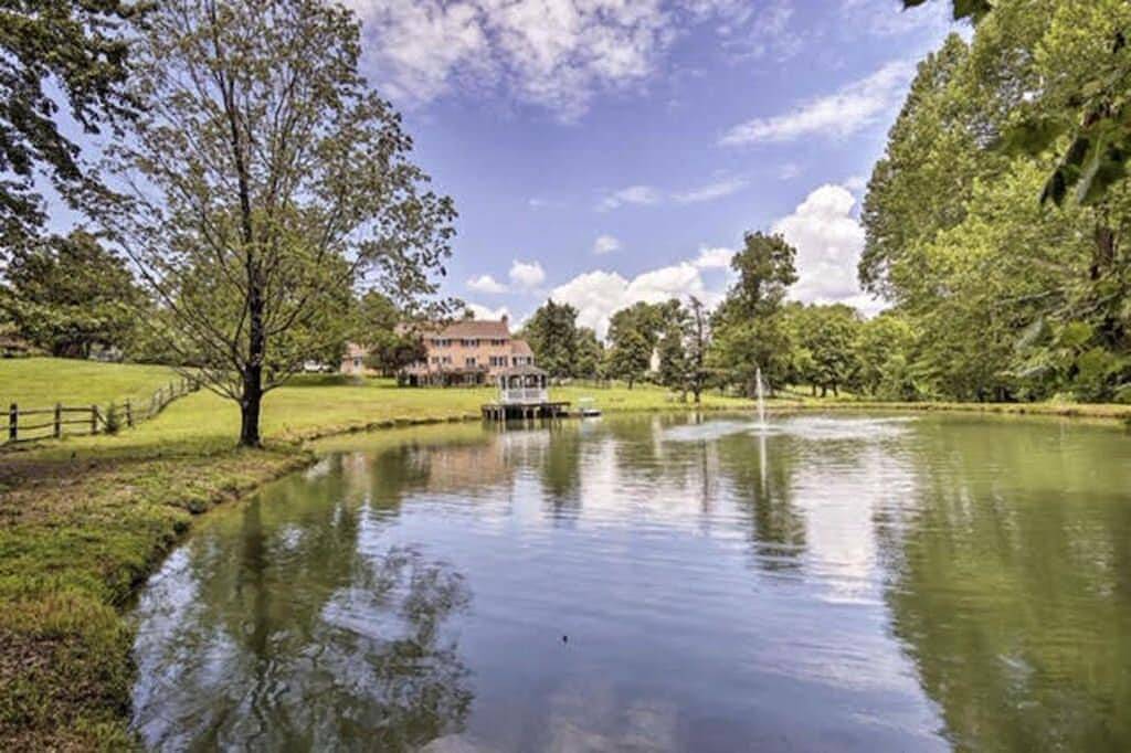 Neu! Stattliches Potomac-Haus mit Pool, Teich und Pavillon! in Travilah, Maryland