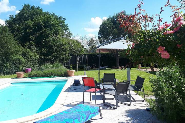 Gîte pour 6 personnes, avec jardin et terrasse à Montambert