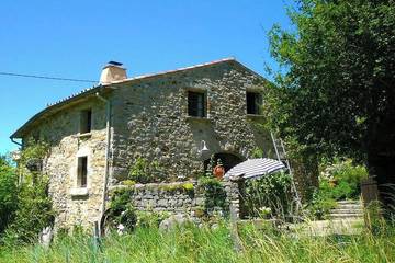 Gîte pour 7 personnes, avec jacuzzi ainsi que terrasse et jardin à Vesc