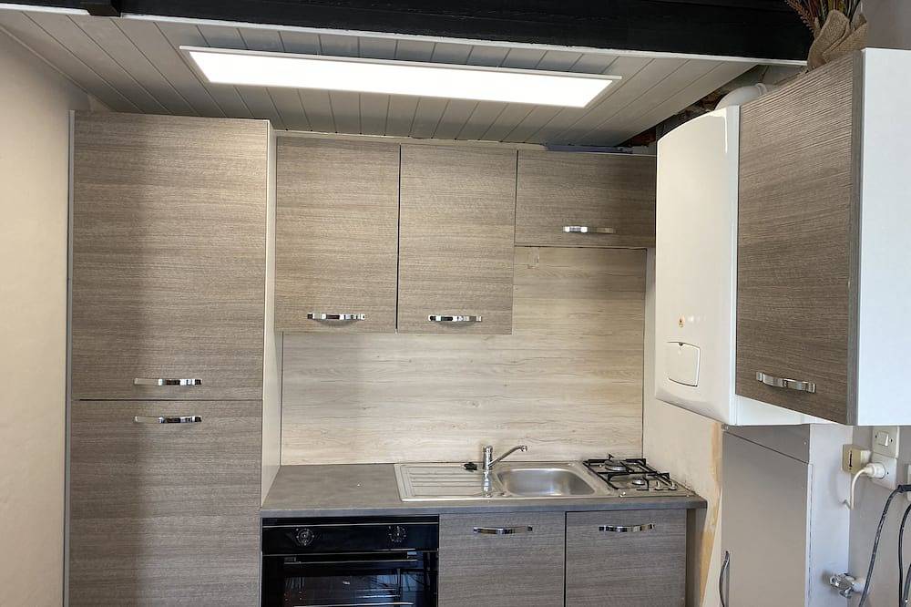 Entire apartment, Furnished duplex studio with air-conditioned parking space in Surgères, Rochefort region